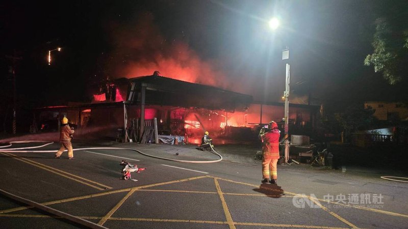 宜蘭五結鄉中里路一家鐵工廠3日晚間發生火警，廠內全面燃燒，一度伴隨爆炸聲響，幸無人受困。中央社記者沈如峰宜蘭縣攝　115年4月3日