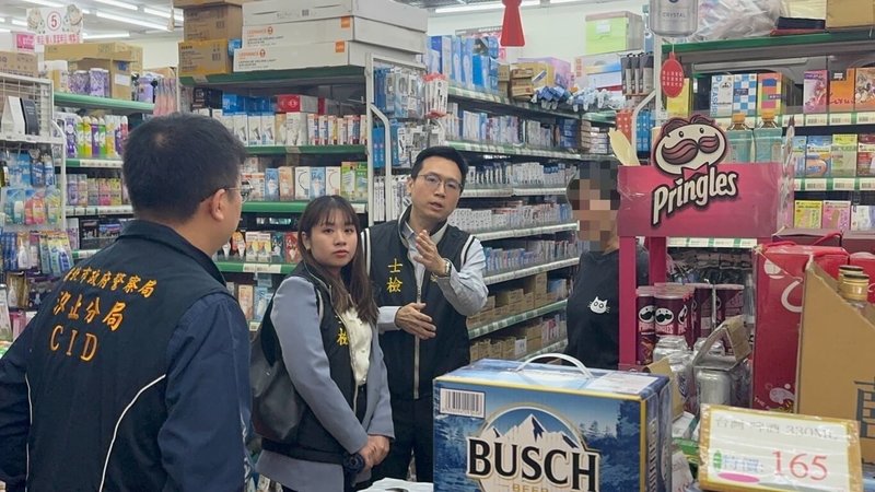 士林地檢署表示，3日赴汐止區2個賣場，重點針對塑膠袋、免洗包材等民生用品，除掌握價格與供貨變動情形外，並向業者宣達政府穩定物價政策，同時聽取現場意見。（士林地檢署提供）中央社記者劉世怡傳真 115年4月3日
