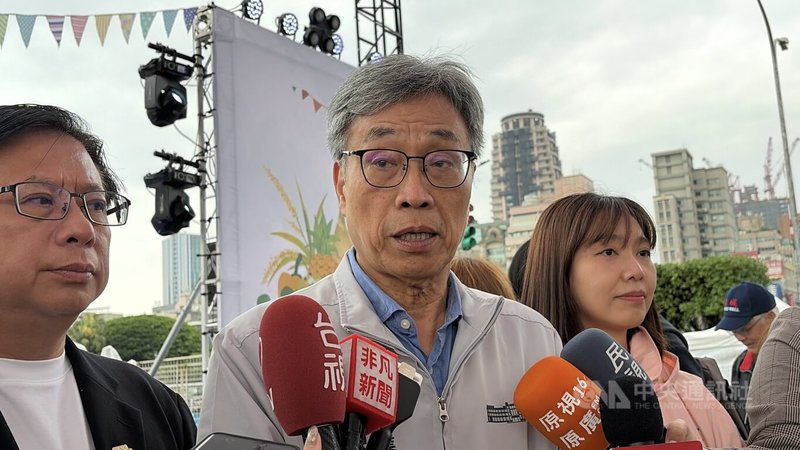 農業部長陳駿季（中）3日出席凱道農玩節活動，針對台灣承諾對美國農產品不加徵SSG關稅一事接受媒體聯訪強調，仍會對其他國家加徵SSG關稅，農業部會精準掌握各農產品並協助農業發展。中央社記者吳欣紜攝 115年4月3日