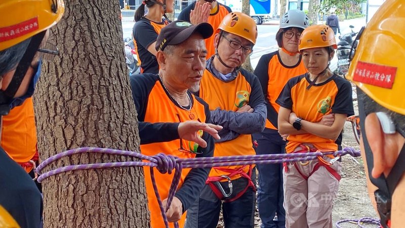 台灣樂山協會理事長劉崑耀（前左）3日表示，協會將10日起推動山域安全巡視，透過巡山、教育宣導與建置航跡資料庫，提升搜救效能。圖為劉崑耀115年3月28日指導學員如何架設繩橋。中央社記者黃旭昇攝　115年4月3日