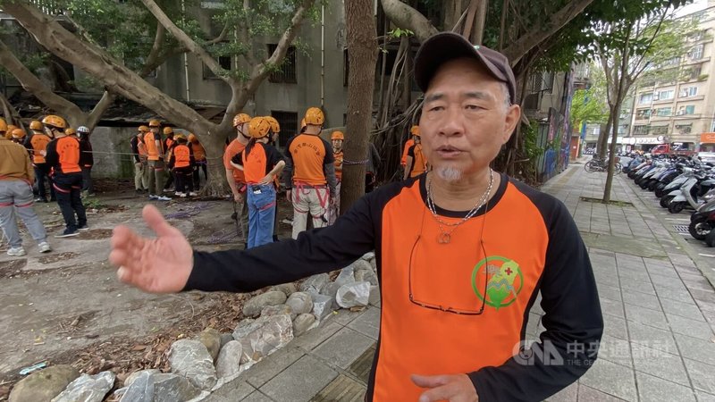 台灣樂山協會理事長劉崑耀（前）表示，協會持續培訓志工加入山域搜救生力軍，除基礎課程外，也會持續強化溪谷攀降、野外求生、傷患搬運、急救與自救能力等項目。中央社記者黃旭昇攝　115年4月3日