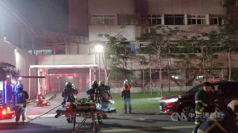 台北松山區三軍總醫院松山分院3日晚間發生火警，消防局獲報出動大批人車馳援，到場發現3樓病房起火，其他樓層未受影響，人員已就地避難，確切起火原因仍待查。（翻攝畫面）中央社記者劉建邦傳真　115年4月3日
