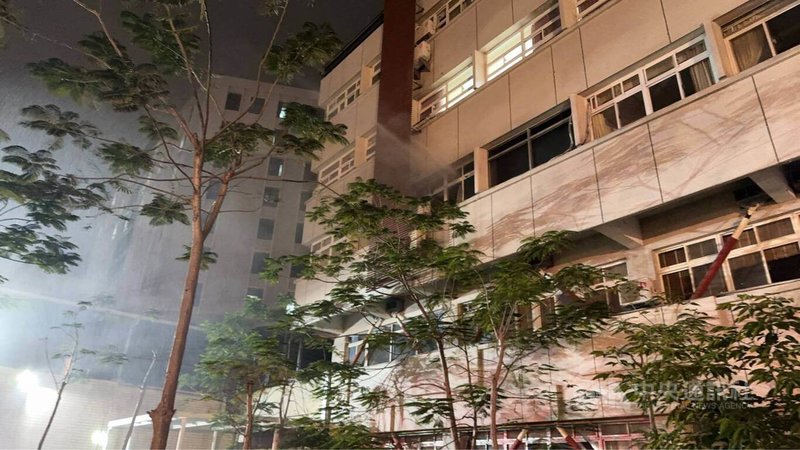 三軍總醫院松山分院3日晚間發生火警，火勢已撲滅，台北市消防局初判起火處是醫院3樓；院方表示，相關財損及確切起火原因，由消防主管單位調查。（翻攝畫面）中央社記者劉建邦傳真　115年4月3日