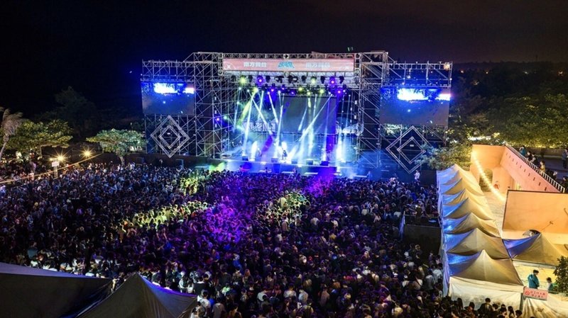 為期3天的2026台灣祭3日在墾丁大灣遊憩區熱鬧展開，首日由樂團「八十八顆芭樂籽」等音樂人接力登台，更邀請日本重量級搖滾樂團演出，吸引大批樂迷湧入。（屏東縣政府傳播暨國際事務處提供）中央社記者黃郁菁傳真　115年4月3日