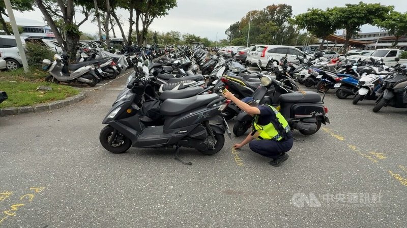 清明連假台東知本火車站出現大量機車違停亂象，警方接獲附近居民檢舉，2日晚間和3日上午大執法合計拖吊近百輛機車，其中部分是台東大學學生違停機車。有學生反映，當地停車位一位難求。中央社記者盧太城台東攝  115年4月3日