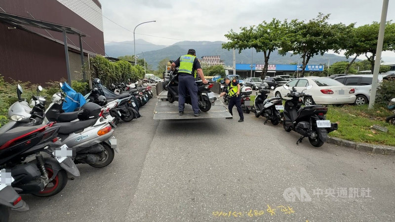 清明連假台東知本火車站出現大量機車違停亂象，警方接獲附近居民檢舉，2日晚上和3日上午大執法合計拖吊近百輛機車。中央社記者盧太城台東攝 115年4月3日