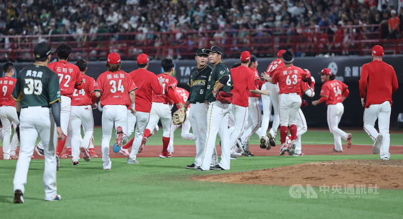 中華職棒味全龍隊3日在主場天母棒球場迎戰台鋼雄鷹隊，為新賽季主場開幕戰，龍隊靠著朱育賢9局下半再見安打搶勝，球員（紅色球衣）在比賽結束時衝進場中慶祝。中央社記者趙世勳攝　115年4月3日