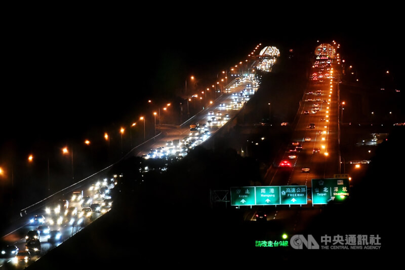 圖為連接國五與國三的台北市木柵聯絡道車潮。（中央社檔案照片）