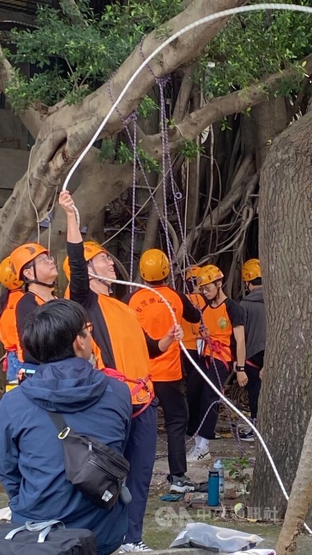 為提升民間救難團體山難搜救能力，降低山域事故發生率，台灣樂山協會積極培訓志工加入搜救生力軍，第8期山域搜救員來自全國各地，順利培訓完成基礎課程。圖為學員115年3月28日積極練習拋繩架橋等技巧。中央社記者黃旭昇攝　115年4月3日