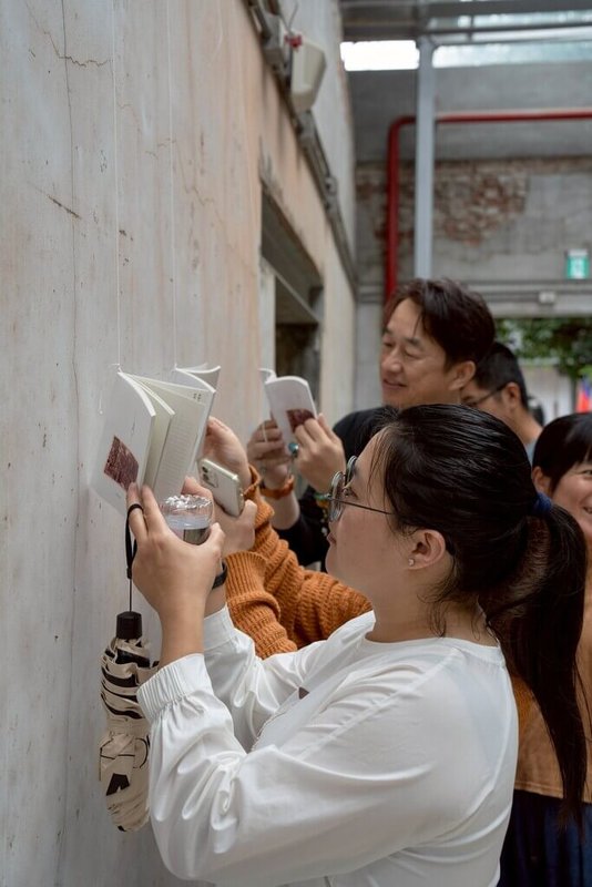 藝術家謝騆瑜、陳郁涵進駐雲林縣虎尾建國眷村文化園區，以「核心－眷村的家感」為主軸進行創作，作品涵蓋裝置藝術、散文詩集、泥染創作及紙漿雕塑等，展現文化新詮釋。  （雲林縣文觀處提供）　中央社記者姜宜菁傳真　115年4月3日