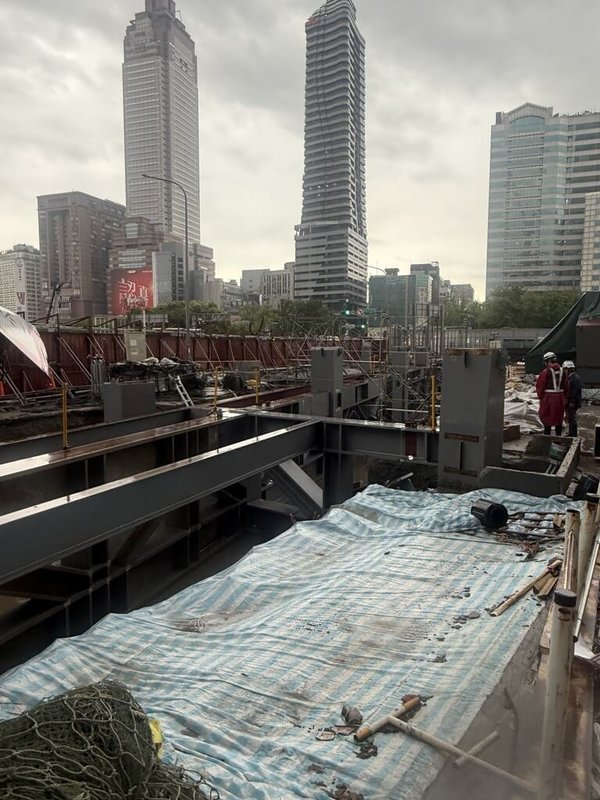 台北雙子星大樓工程遇雨積水，3日導致桃園機場捷運A1台北車站B1層發生漏水，幸事件未影響列車正常營運及旅客進出動線。（桃捷公司提供）中央社記者葉臻傳真　115年4月3日