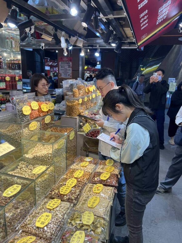 法務部3日表示，因應近來市面上塑料製品供需失衡及價格漲幅等疑義，針對夜市、傳統市場攤商、店家進行現場稽查，杜絕遏止哄抬、囤積行為。（法務部提供）中央社記者劉世怡傳真 115年4月3日