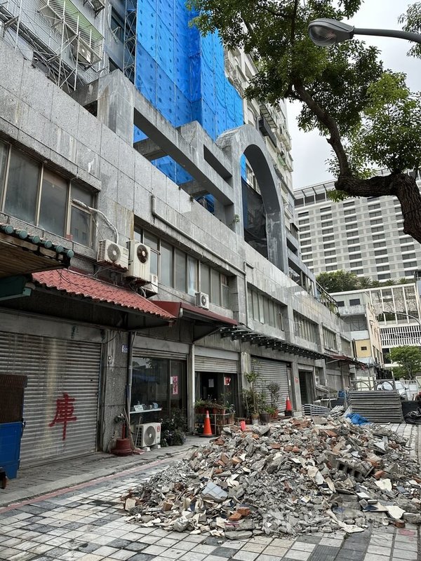0403強震至今屆滿2年，當時造成花蓮逾百棟建物受損，相關單位持續推動從強制拆除重建到弱層補強等工程。圖為花蓮市華爾街大樓，已展開補強工程。中央社記者李先鳳攝　115年4月3日