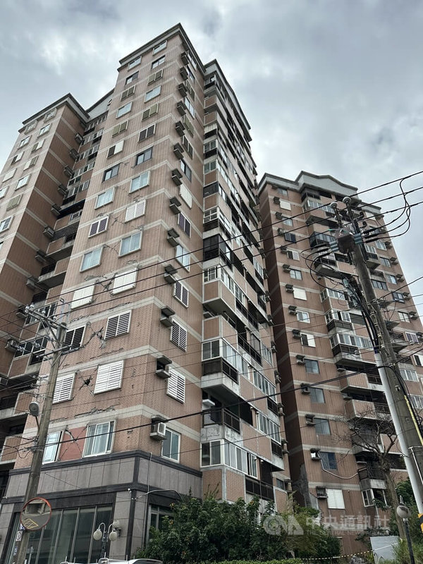 花蓮逾百棟建物在2024年發生的0403強震受損，至今已屆滿2年。圖為完成補強工程簽約的吉安鄉「山海觀」大樓。中央社記者李先鳳攝　115年4月3日