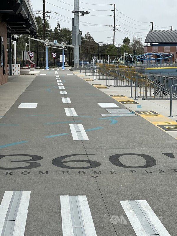 美國職棒洛杉磯道奇小聯盟1A安大略塔台蜂（Ontario Tower Buzzers）主場安大略球場（ONT Field）鄰近機場，外野看台有一條迷你飛機跑道，每當主場球員打出全壘打，燈光點亮跑道與尾端的復古飛機模型。中央社記者林宏翰洛杉磯攝 115年4月3日