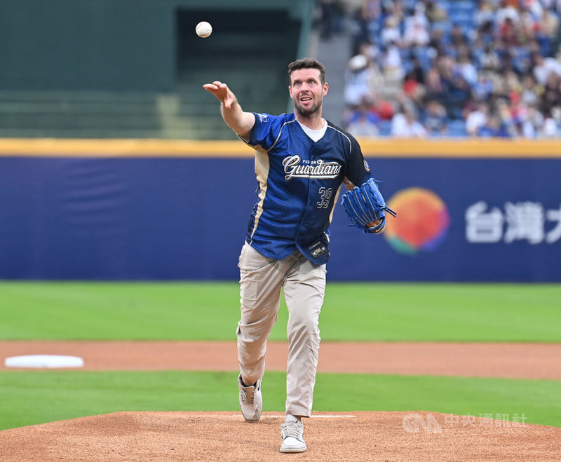 中職富邦悍將隊新球季新莊主場開幕戰3日登場，賽前邀請史上首名取得本土球員登錄資格的傳奇洋將羅力（Mike Loree）（圖）重返新莊，再次踏上投手丘，為比賽開球。中央社記者張新偉攝 115年4月3日