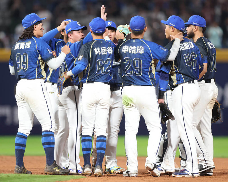 中華職棒富邦悍將2026年喊出口號「不一樣了」，3日在新莊主場搶勝，開季至今打出3勝1敗戰績，寫下富邦接手球隊10週年以來第2快開季3勝紀錄。中央社記者張新偉攝　115年4月3日