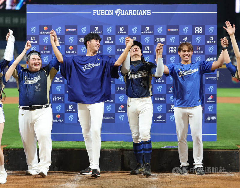 中職富邦悍將隊3日新莊主場開幕戰逆轉擊敗樂天桃猿隊，賽後獲選單場MVP的張育成（右2）與拿下勝投的張奕（右）、中繼投手林栚呈（右3）等人一起牽手跳舞。中央社記者張新偉攝　115年4月3日