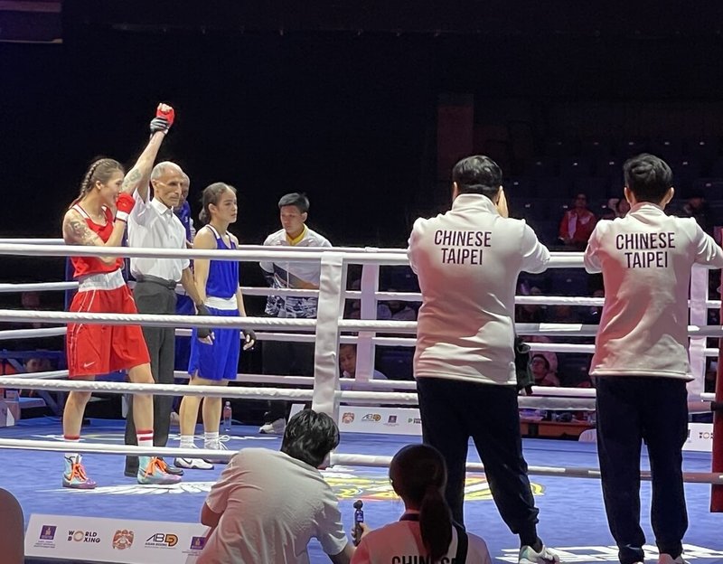 台灣女子拳擊好手黃筱雯（左）3日在2026亞洲拳擊錦標賽女子54公斤級8強戰出賽，如願擊敗泰國對手，完成甜蜜復仇。（中華民國拳擊協會提供）中央社記者黎建忠傳真　115年4月3日