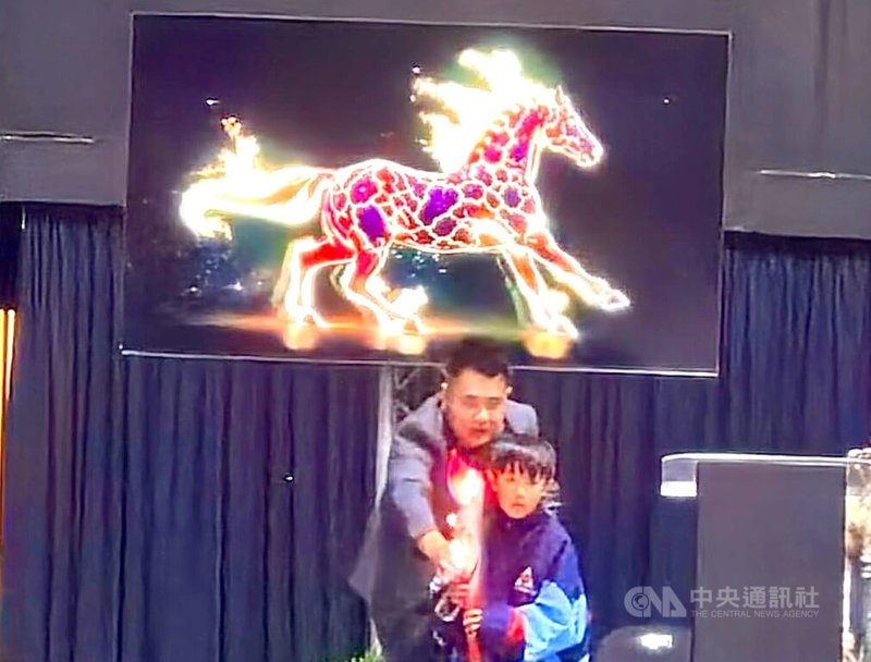 第65屆南非華人復活節運動會3日開幕典禮舉行聖火傳遞儀式，大會主席Rico Xu與年僅8歲的籃球選手Willian Chiang共同點燃象徵賽會的火馬，宣告賽事正式展開，象徵體育精神與華人文化的延續與傳承。中央社記者李依璇普勒托利亞攝　115年4月4日