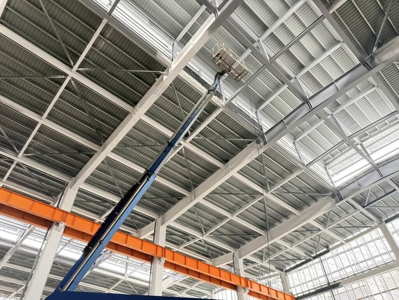 南部科學園區某間科技公司廠房工地4日發生1名工人從高處墜落事件，救護人員趕到時工人已呈OHCA（到院前心肺功能停止），送醫急救仍不治。目前工地現場已停工並展開相關調查。（民眾提供）中央社記者張榮祥台南傳真　115年4月4日