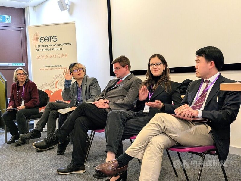 中央研究院歐美研究所助研究員李語堂（James Lee，右1）表示，英國對台立場未變，英方認為台灣地位未定。圖為李語堂參加1至3日於英國朴茨茅斯大學舉行的歐洲台灣研究學會（EATS）年會，分享對英國歷史檔案的研究成果。中央社記者陳韻聿倫敦攝　115年4月4日
