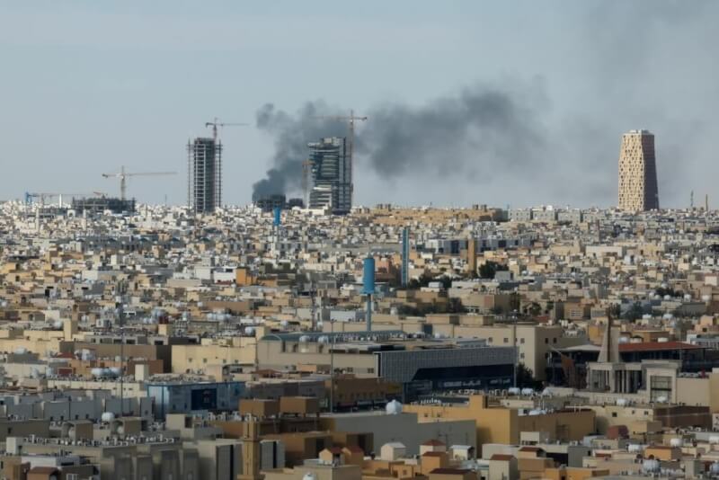 沙烏地阿拉伯首都利雅德天空竄出濃煙。（路透社）