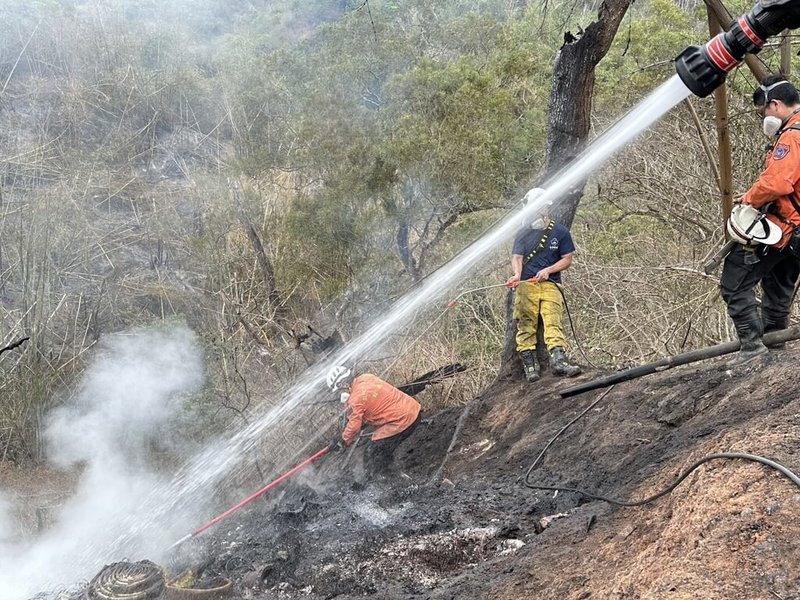 高雄燕巢山區3日發生雜草火警，由於現場多為枯乾竹林，且受山風助長，火勢蔓延迅速，經消防漏夜奮戰終於在4日上午完全撲滅，目前現場留守部分人力持續監控殘火，防範復燃。（高雄消防局提供）中央社記者洪學廣傳真　115年4月4日