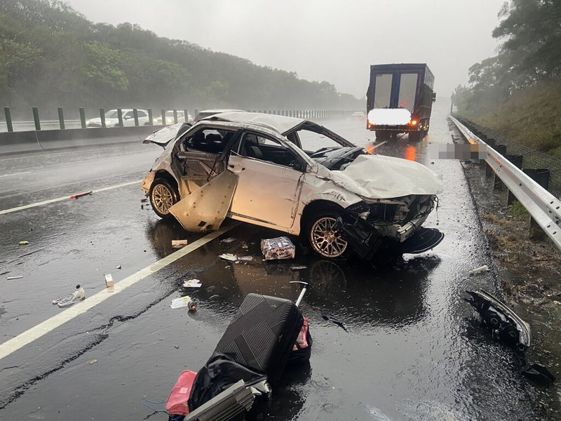 國道3號北上150公里苑裡路段上午發生死亡事故，1輛自小客車不明原因失控撞擊外側護欄，消防局獲報到場發現駕駛受傷，2名乘客已明顯死亡，事故原因待由警方調查。（民眾提供）中央社記者管瑞平傳真　115年4月4日