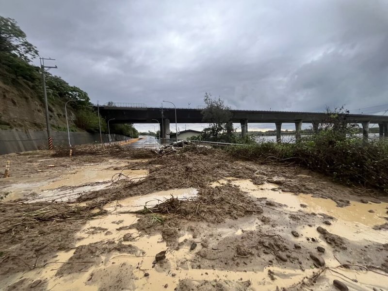 苗栗縣4日凌晨至清晨雷雨狂襲，苗9線五福大橋附近邊坡土石崩落，砸中1輛行經轎車，所幸駕駛及時逃生，雖受傷但無生命危險。（警方提供）中央社記者管瑞平傳真　115年4月4日