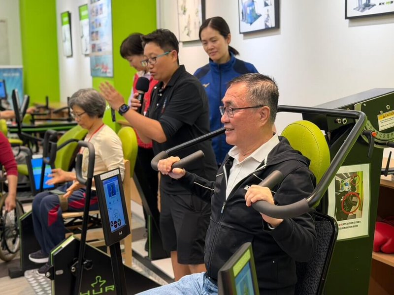 國民黨新北市長參選人李四川（右）4日參訪板樹體育館的「輪椅夢公園」，了解體驗設施使用情形，也傾聽身障者需求與意見。（李四川辦公室提供）中央社記者黃旭昇傳真　115年4月4日