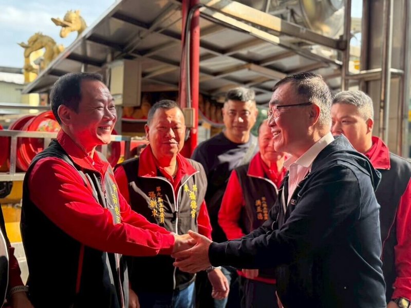 國民黨新北市長參選人李四川（前右）4日下午與樹林區里長座談，並到東昇福德宮參拜祈福，受到廟方人員歡迎。（李四川辦公室提供）中央社記者黃旭昇傳真　115年4月4日