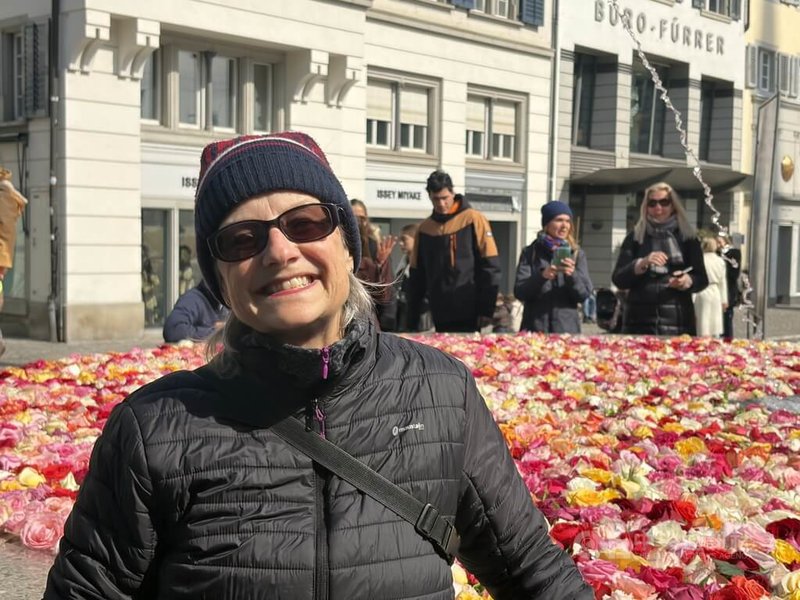 從外地來的瑞士遊客羅森里本(Gaby Rosenlieben)向中央社表示,她每年春天都很期待來蘇黎世看玫瑰噴泉,玫瑰花與噴泉的美麗景致為她帶來歡欣的春日心情。中央社記者郭芳君蘇黎世攝 115年4月4日