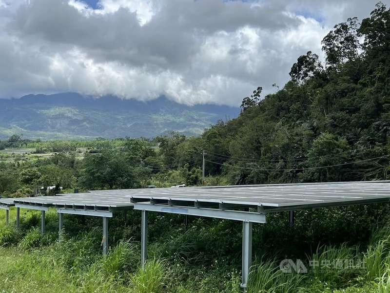 台東縣鹿野鄉邱姓男子3月27日深夜朝鄰居開2槍後逃逸，2日主動投案。他向親友表示，因不堪鄰居長期喧嘩才開槍，這幾天躲在鹿野山區，吃野菜度日。中央社記者盧太城台東攝 115年4月4日