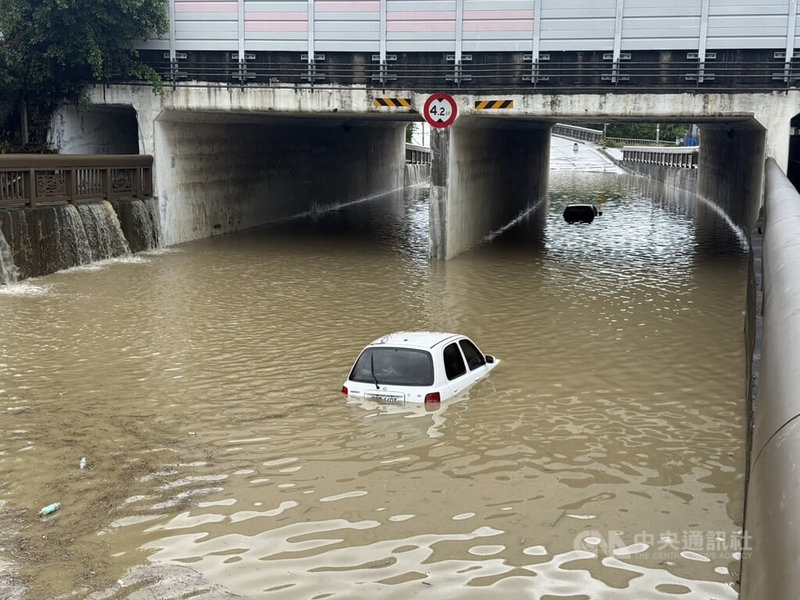 苗栗地區4日大雨，苗栗市通往公館方向涵洞因為嚴重淹水，2部車輛遭滅頂，所幸人員已事先逃出。中央社記者魯鋼駿攝 115年4月4日
