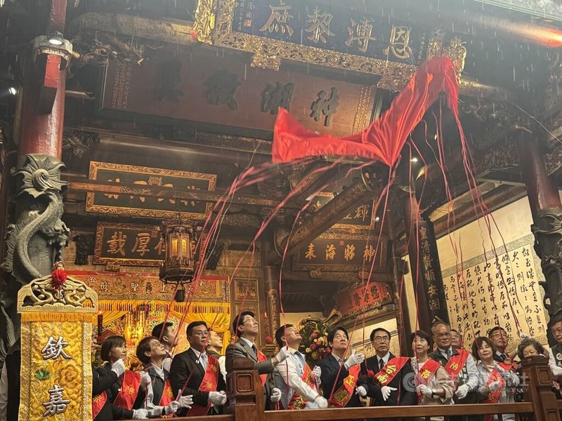 總統賴清德（前右6）4日主祭台南市中西區祀典大天后宮丙午年春祭釋奠祈福大典，同時獻匾、揭匾「恩溥黎庶」。中央社記者張榮祥台南攝 115年4月4日