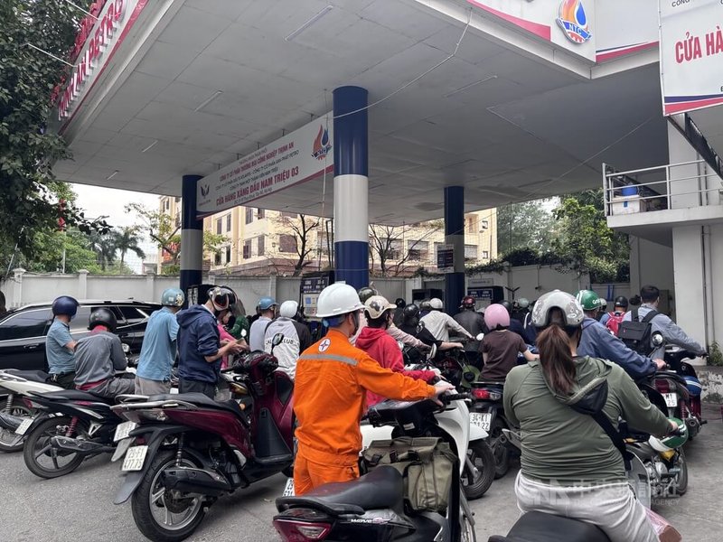 中東衝突重新改寫全球能源政策與外交秩序，越南藉機加速其綠色能源轉型。原本預計6月起推廣全國加油站提供E10生物汽油，預計將提前兩個月，於近日上路，以減少對石油消耗與進口依賴。中央社記者曾婷瑄河內攝　115年4月4日