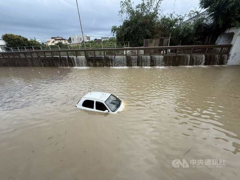 苗栗縣4日雷雨狂襲，造成部分房屋淹水及道路車輛泡水等災情。稅務局表示，民眾因災害造成財產損失，可依損失情況申請減免，稅務局也會主動蒐集資料，秉持從簡、從寬原則提供協助。圖為苗栗市有車輛泡水。中央社記者管瑞平攝　115年4月4日