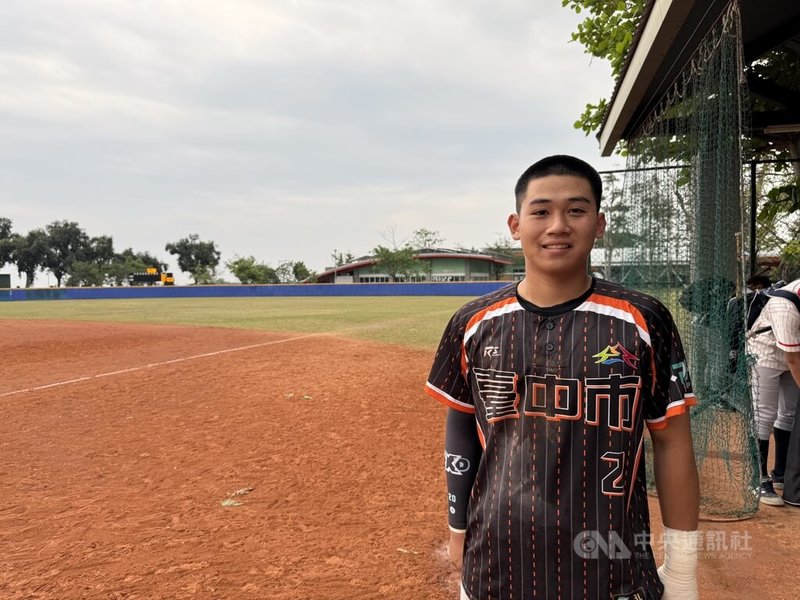 U18東岸聯盟台中市聯隊吳宣錠（圖）4日在6強複賽敲出關鍵安打，助隊奪勝晉級4強。2025年被選入U18世界盃培訓隊的他也體認到必須變更強，將力拚留在正選名單。中央社記者謝靜雯攝　115年4月4日