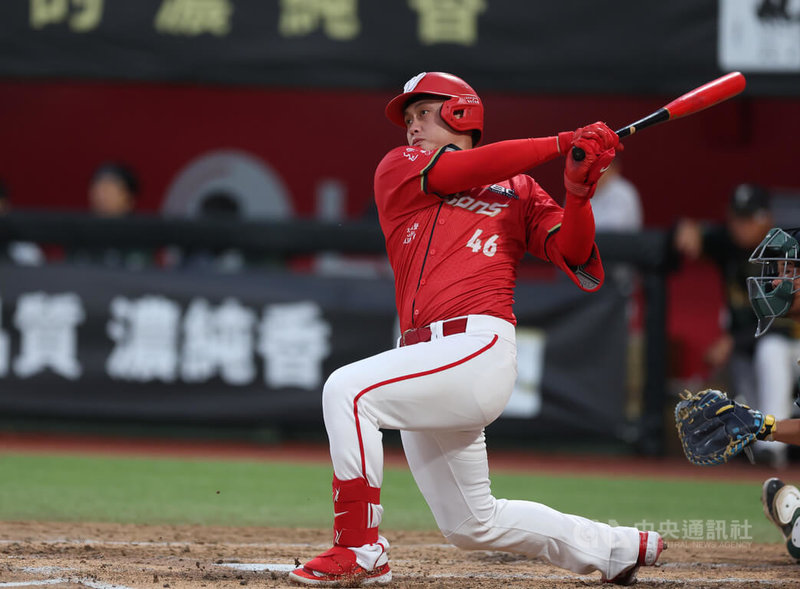 3局下，龍隊打者劉基鴻轟出左外野方向全壘打，打下3分打點。中央社記者張新偉攝　115年4月4日