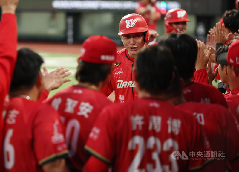 龍隊劉基鴻（後中）3局開轟打下3分打點，劉基鴻回到休息區開心與隊友擊掌致意。中央社記者張新偉攝　115年4月4日