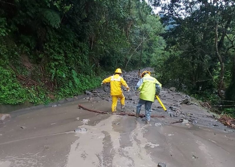 大雨影響，新竹縣北埔鄉通往苗栗縣南庄鄉的竹37-1線道路4日落石崩塌且路面泥濘難行，北埔鄉公所說，這路段已全線封閉、禁止通行。（北埔鄉公所提供）中央社記者魯鋼駿傳真　115年4月4日