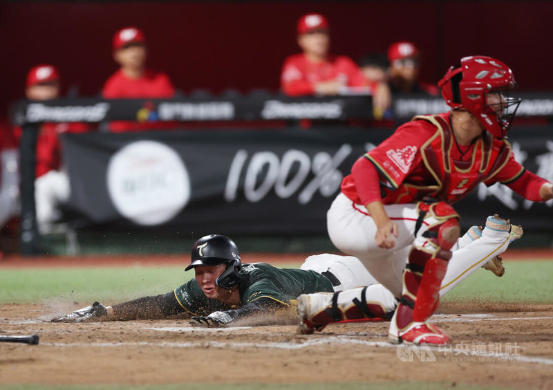 中華職棒4日在天母棒球場進行台鋼雄鷹隊與味全龍隊賽事，台鋼雄鷹洋砲魔鷹（Steven Moya）9局擊出左外野方向一壘安打，二壘跑者曾子祐（左）趁勢回本壘得分，助隊終場以7比6逆轉奪勝。中央社記者張新偉攝　115年4月4日