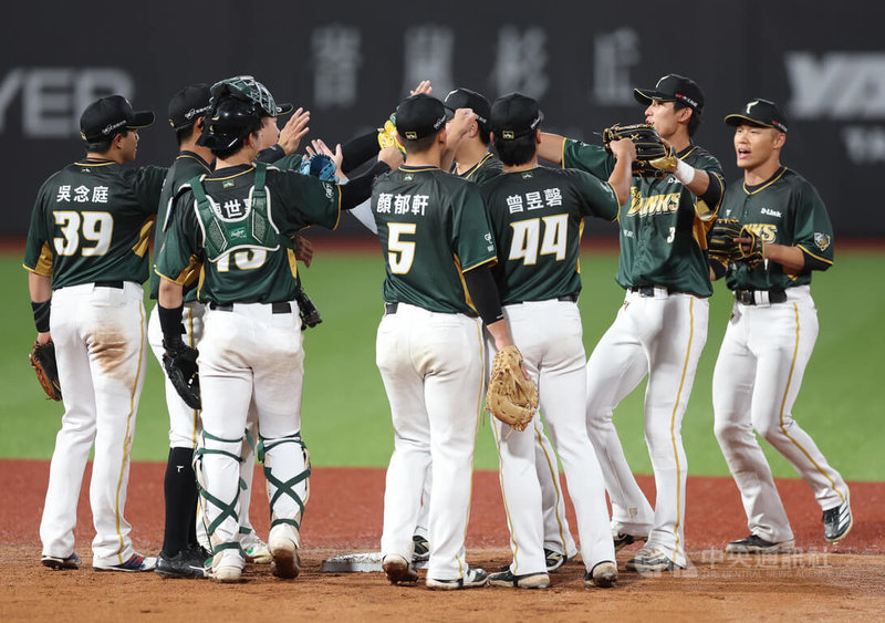中華職棒台鋼雄鷹隊4日作客天母棒球場與味全龍隊交手，雄鷹6局起攻勢連連，8局上紀慶然敲追平安、9局上魔鷹再敲超前安，最終以7比6逆轉贏球。中央社記者張新偉攝　115年4月4日