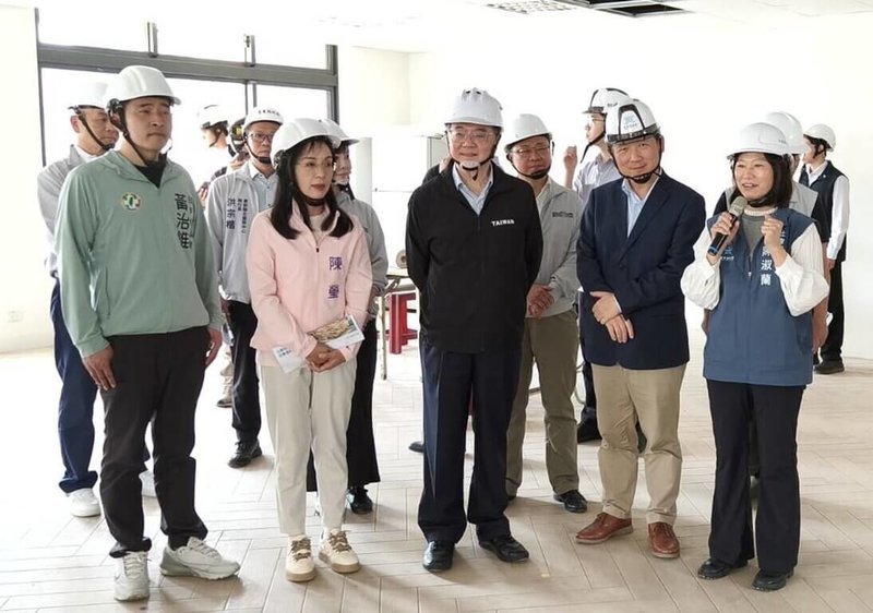 行政院長卓榮泰(前中)4日在民進黨立委陳瑩(前左2)、台東縣副縣長王志輝(前右2)等人陪同下,前往視察台東縣樂齡社福大樓。(台東縣政府提供)中央社記者盧太城台東傳真 115年4月4日