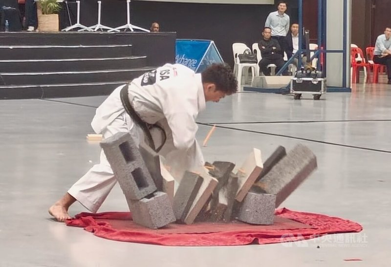 第65屆南非華人復活節運動會3日在普勒托利亞登場，開幕典禮安排跆拳道表演，示範擊破技巧，為賽事增添文化與表演元素。中央社記者李依璇普勒托利亞攝　115年4月4日