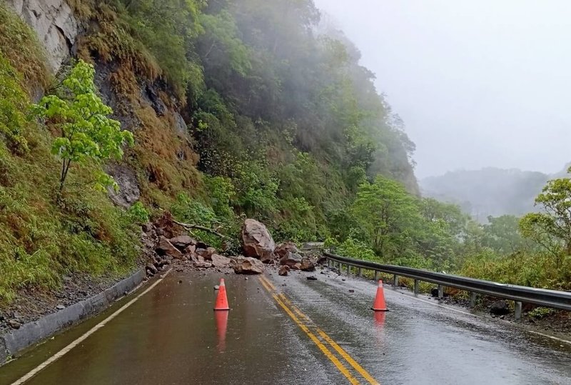 苗栗縣4日凌晨至清晨雷雨交加,雨勢驚人,獅潭鄉苗126縣道29.5公里處發生落石坍方,中斷交通,現場落石須待大型機具移除。(苗栗縣消防局提供)中央社記者管瑞平傳真 115年4月4日