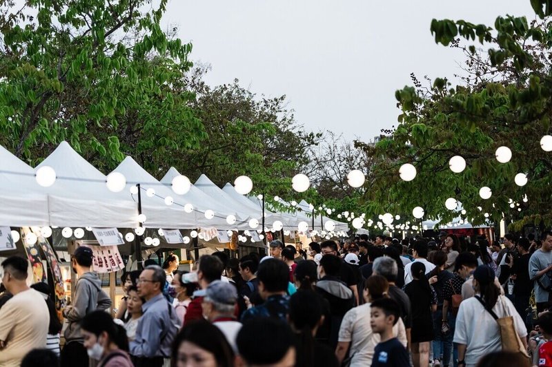 高雄市政府4月3日至6日於衛武營都會公園舉辦2026兒童節「恐龍酷樂園」活動，並規劃「掠食者市集」，結合恐龍元素推出特色美食等。（高雄市青年局提供）中央社記者蔡孟妤傳真 115年4月4日