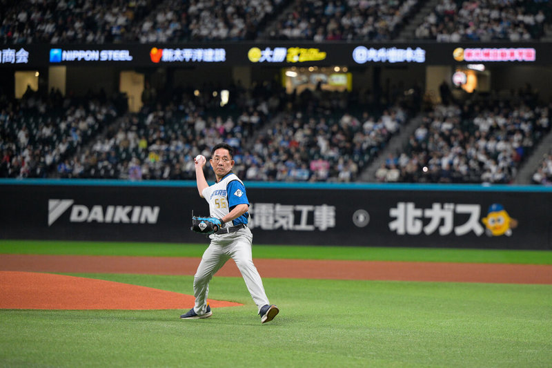 農業部3日晚間攜手日本職棒北海道日本火腿鬥士隊，於主場ES CON FIELD HOKKAIDO舉辦「台灣鳳梨日」。農糧署主任秘書陳立儀擔任開球嘉賓。（農業部提供）中央社　115年4月4日