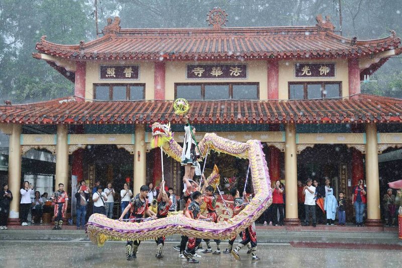 2026南投寺廟文化藝術節4日在中寮鄉金龍山法華寺登場，活動融合宗教走讀、祈福體驗及公益市集，吸引民眾冒雨前來、走入寺廟，共同感受宗教藝術與地方文化的深厚連結。（南投縣政府提供）中央社記者吳哲豪傳真　115年4月4日